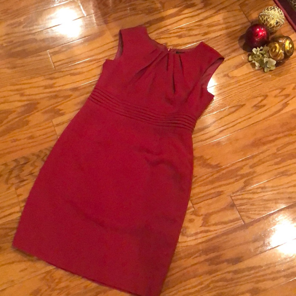 TAHARI Red Sleeveless Dress